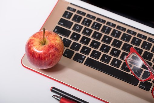 An apple on a computer keyboard - Cybersecurity