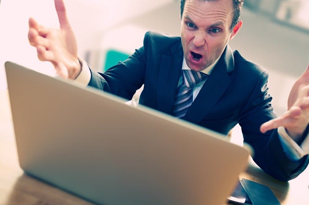 Man angry with computer - Amnet